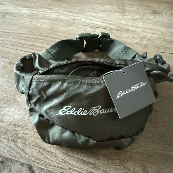 Eddie Bauer Green camo Waist Bag/Fanny Pack. Converts into carrying tote! - Picture 1 of 4